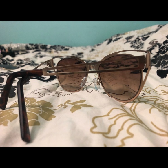 Sunglasses- Brown ombré with Gold Cat Eyes frames - Picture 3 of 3